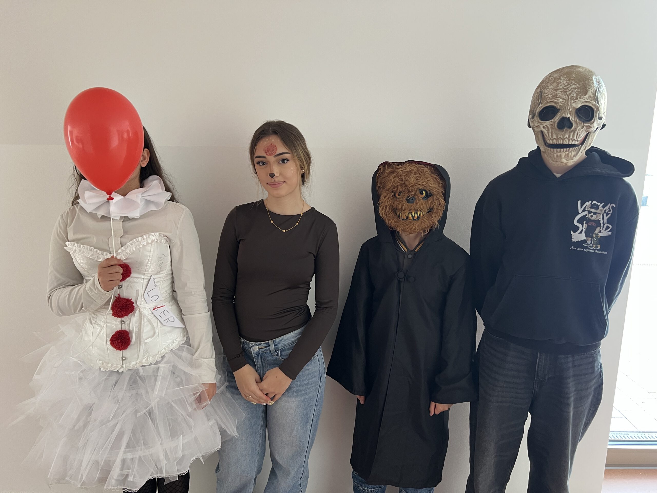 IMG_2428 von links nach rechts: Siegerin Maria, Yasmin (1. Schülersprecherin), Egor (2. Schülersprecher), Luca (3. Schülersprecher)